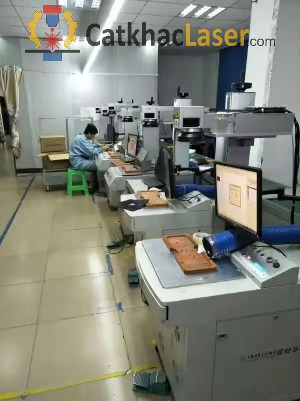 May Cat Khac Laser Dang Hoat Dong