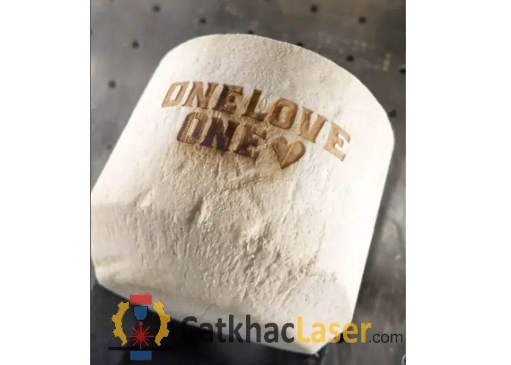 Dừa khắc chữ LOVE